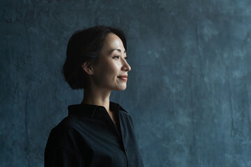 ポージングをするショートヘアの女性　ビューティイメージ