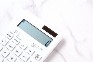 電卓 - テーブルの上に置かれた、白い電卓
