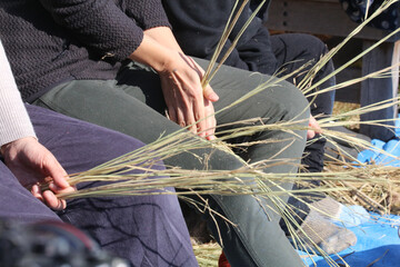 しめ縄づくりをする様子