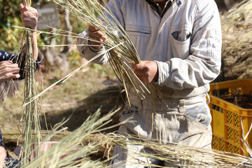 しめ縄づくりをする様子