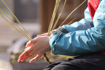 しめ縄づくりをする様子