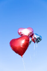 青空に浮かぶハートのバルーン