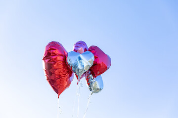 青空に浮かぶハートのバルーン