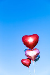 青空に浮かぶハートのバルーン