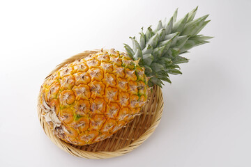 パイナップル　白背景