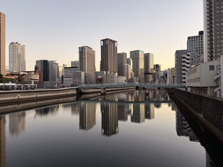 朝の大阪のビルと運河