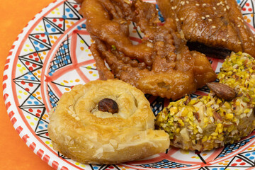 Assortiment de p&acirc;tisseries arabes sur assiette