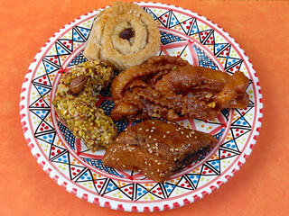 Assortiment de p&acirc;tisseries arabes sur assiette