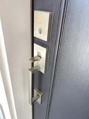 Naklejka premium Close up of metallic front door handle