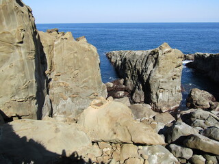 宮崎県日南市、断崖絶壁に鎮座する美しい神宮「鵜戸神宮」の神事、「運玉投げ」の的である「亀石」と呼ばれる岩のくぼみ