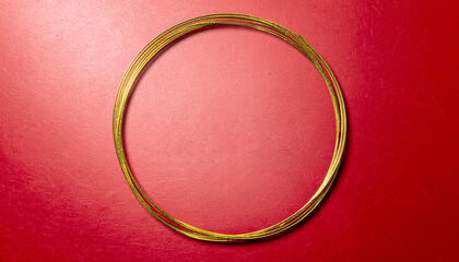 赤い和紙の上に配置された金の円形ライン　和風テクスチャ generative ai