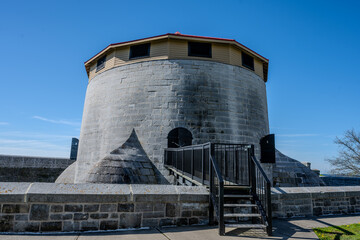 Obraz premium Historic Martello tower at Fort Henry under clear blue sky
