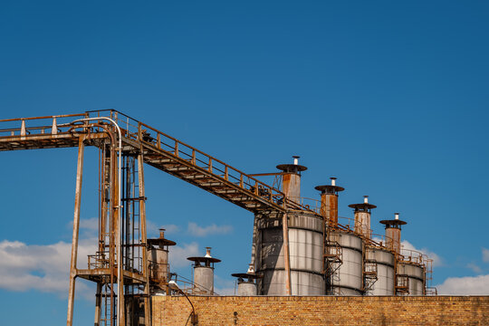 Industriedenkmal und Universit&auml;tscampus: Schornsteine und Produktionsanlagen des ehemaligen "Kabelwerk Oberspree" in Berlin-Obersch&ouml;neweide