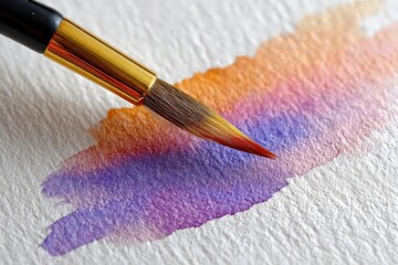Una pincelada vibrante de color naranja y p&uacute;rpura sobre papel.