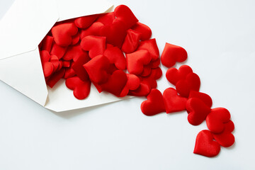 封筒に溢れんばかりに赤いハートが入っている愛情のイメージ