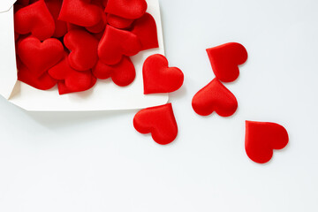 封筒に溢れんばかりに赤いハートが入っている愛情のイメージ