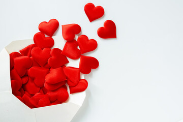 封筒に溢れんばかりに赤いハートが入っている愛情のイメージ