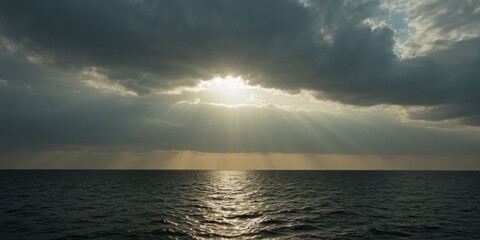 Sonnenuntergang &uuml;ber dem offenen Meer mit dramatischen Wolken und reflektierendem Wasser