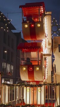 Kinderkarussell in der Weihnachtlich dekorierten Ingolst&auml;dter Innenstadt, Christkindlmarkt, Weihnachtsmarkt, Ingolstadt, Bayern, Deutschland