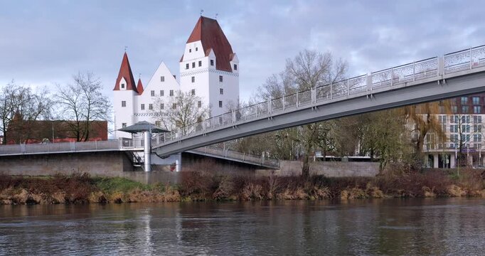 Neues Schloss und Bayerisches Armeemuseum mit Donausteg und Wasserspigelung in der Donau, Ingolstadt, Oberbayern, Bayern, Deutschland