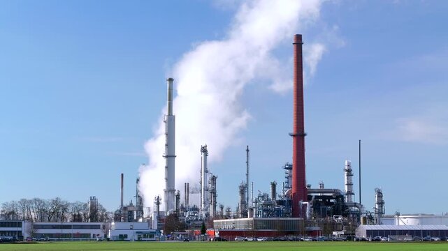 Weisser Dunst, Rauch aus einer Raffinerie, Industrieanlage, Ingolstadt, Bayern, Deutschland, Europa