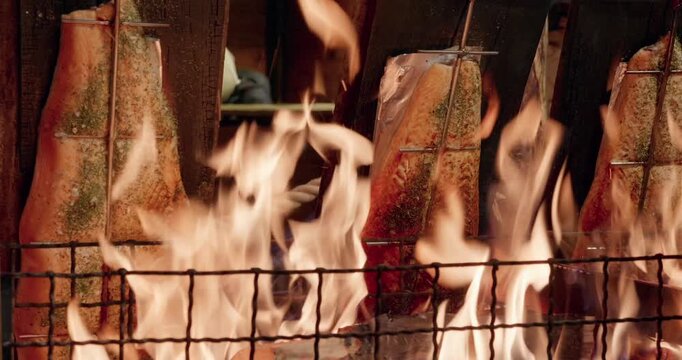 Flammlachs wird am offenen Feuer gegrillt, Weihnachtsmarkt, M&uuml;nchen, Bayern, Deutschland