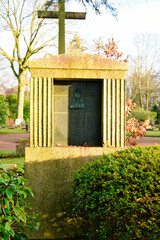 Großer Grabstein, Familiengrabstätte mit einem Abendmahlskelch alter Friedhof in Essen-Werden © Blende8