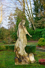 großer Engel mit Palmwedel auf einer Wiese für Urnenbestattungen alter Friedhof in Essen-Werden © Blende8