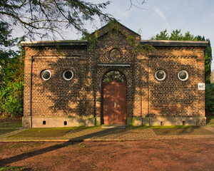 Alte Aufbahrungshalle mit Rundfenstern  und Toilette alter Friedhof in Essen-Werden © Blende8