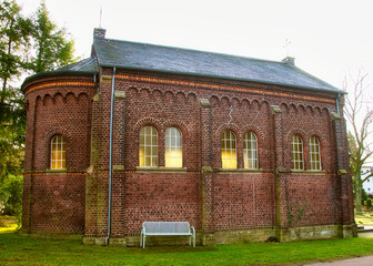 Seitenansicht der Kapelle Backsteingeb&auml;ude mit vielen Fenstern alter Friedhof in Essen-Werden