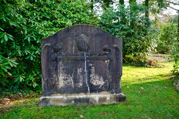 sehr alter stark verwitterter Grabstein alter Friedhof in Essen-Werden © Blende8
