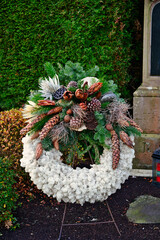 Herbst Winterschmuck, schöner großer Kranz alter Friedhof in Essen-Werden © Blende8