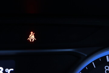 シートベルト未着用の警告灯点灯。交通安全の注意喚起。