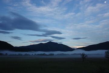 夏の終わり、朝焼けに染まる尾瀬ヶ原の湿原。