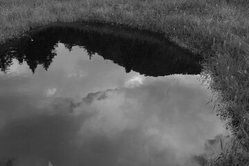 晩夏の尾瀬で、池塘に静かに映り込む燧ヶ岳。