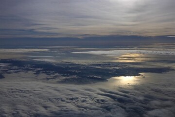 機内から眺める曇りの日の雲海