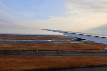 滑走路を走る機内からの眺め　冬の雨上がり