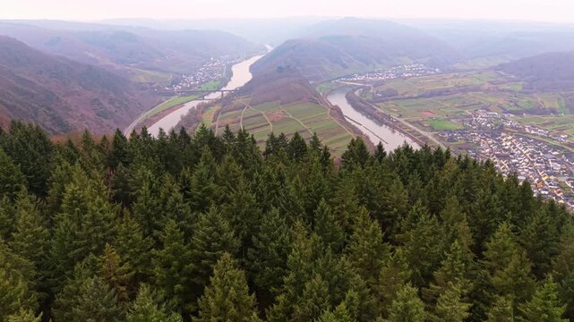 Stunning 4K drone footage of Germany's most famous river bend: the Moselschleife.