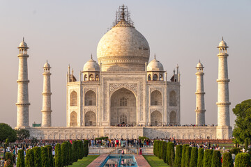 Obraz premium Agra, India - 10.11.2025 - Taj Mahal at day, sunset