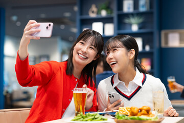 女子会で写真を撮る若い女性