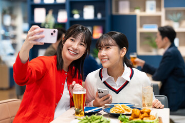 女子会で写真を撮る若い女性