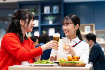 女子会をする若い女性