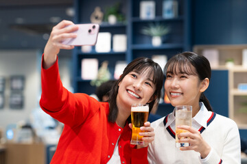 女子会で写真を撮る若い女性