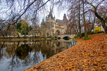 Obraz premium Vajdahunyad Castle with waterfront in Budapest at christmas time. Amazing Reflection.