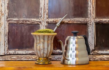 The most chic and luxurious yerba mate chimarr&atilde;o ever recorded in the world, served in a marble gourd and copper kettle with vintage decoration.