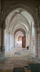 Fototapeta premium Belle perspective sur l'une des allées latérales de l'Église Saint-Jean-au-Marché de Troyes (Champagne, France)