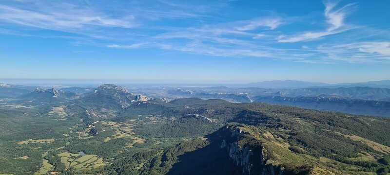 Le massif des Corbi&egrave;res et la plaine du Roussillon vus depuis le sommet du Pech de Bugarach
