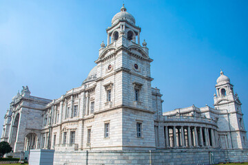 Obraz premium Majestic Victoria Memorial Hall in India stands as a grand marble landmark in Kolkata, blending British colonial architecture with rich history and art.