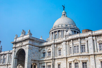 Obraz premium Majestic Victoria Memorial Hall in India stands as a grand marble landmark in Kolkata, blending British colonial architecture with rich history and art.