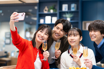 パーティーで写真を撮る若い男女